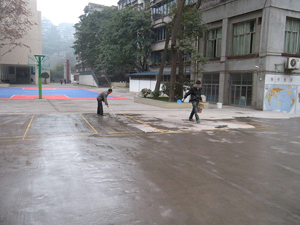 学校操场水泥地面起沙怎么处理
