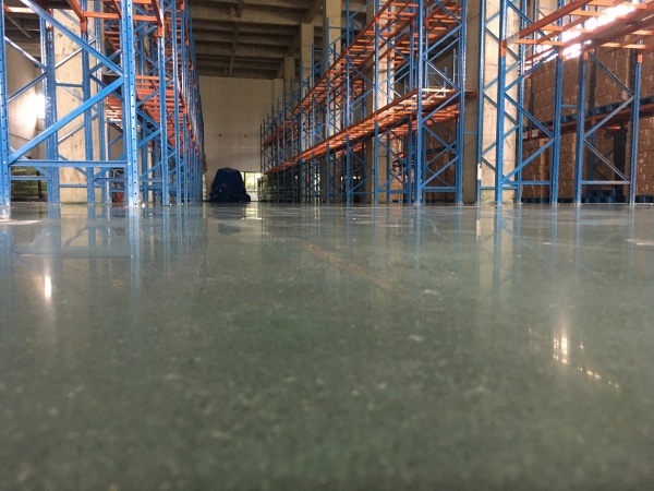 品品食品厂固化剂地坪施工：为食品仓储打造耐用洁净地面